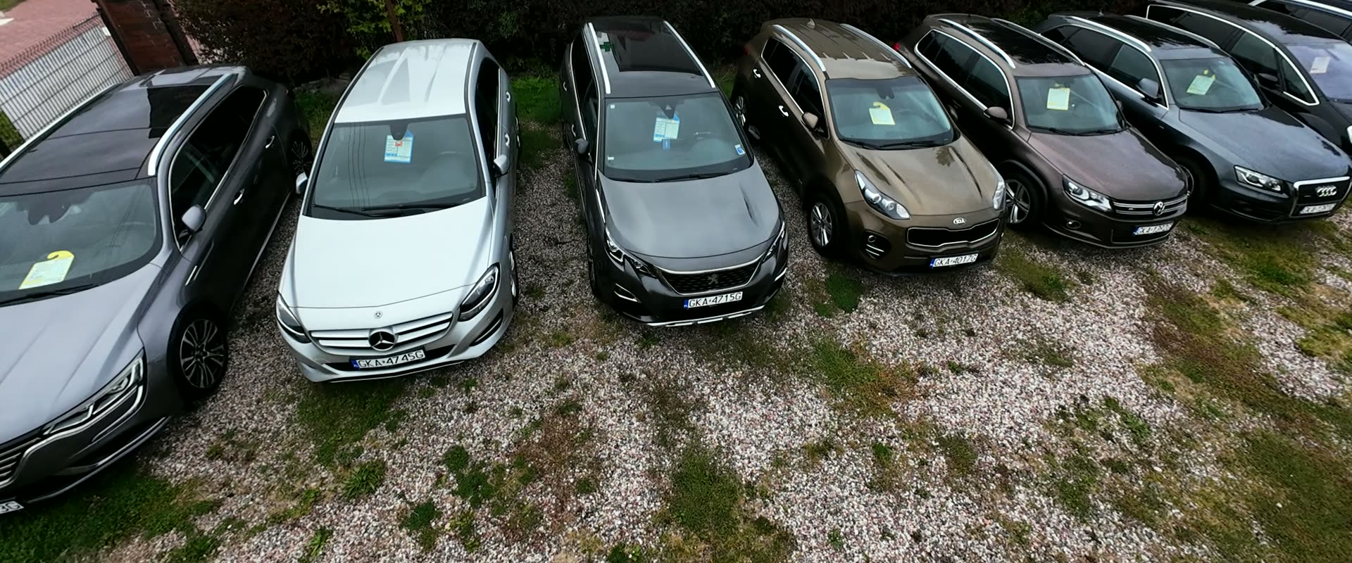 Plac MB Cars w Żukowie z lotu ptaka: rzędy aut używanych